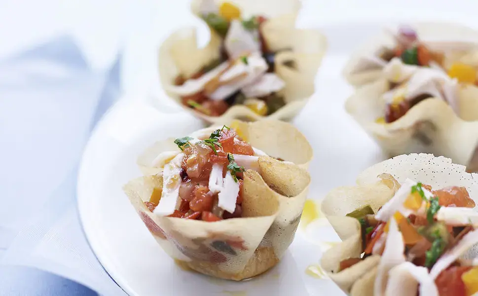 Tomates et Chiffonnades de volaille en corolles Tomates et Chiffonnades de volaille en corolles Aoste professionnel
