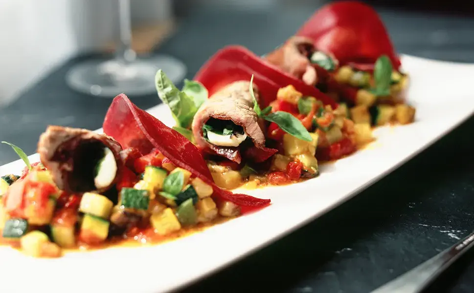 Involtini de veau à la coppa et mozzarella, et petite ratatouille au safran Involtini de veau à la coppa et mozzarella, et petite ratatouille au safran Aoste professionnel