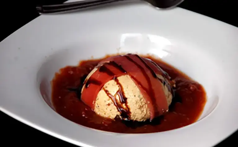 Mousse de poivron tomatée au jambon Serrano et caramel de balsamique Mousse de poivron tomatée au jambon Serrano et caramel de balsamique Aoste professionnel