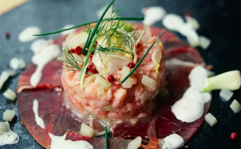 Tartare de saumon et Jambon Serrano, fenouil et crème de ciboulette Tartare de saumon et Jambon Serrano, fenouil et crème de ciboulette Aoste professionnel