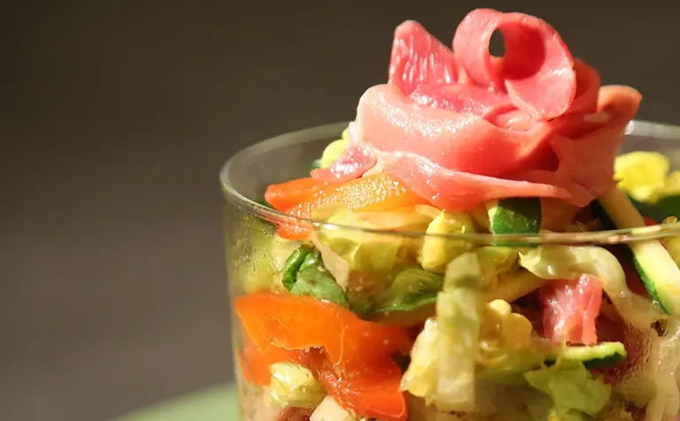 Salade espagnole aux Allumettes de Serrano Salade espagnole aux Allumettes de Serrano Aoste professionnel