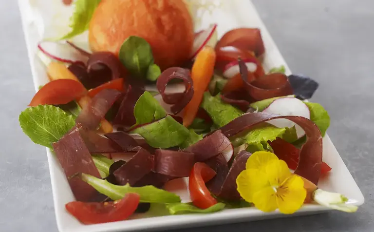 Salade aux couleurs de l’été au Jambon cru & son sorbet Gaspacho Salade aux couleurs de l’été au Jambon cru & son sorbet Gaspacho Aoste professionnel