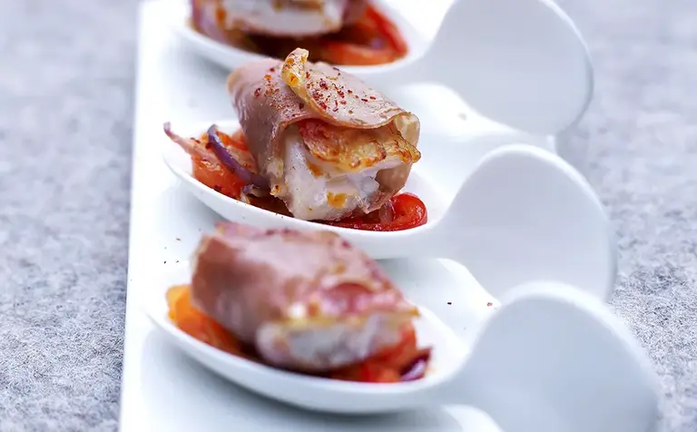Filet de rouget rôti au Jambon de Bayonne et poivronnade au piment d’espelette Filet de rouget rôti au Jambon de Bayonne et poivronnade au piment d’espelette Aoste professionnel