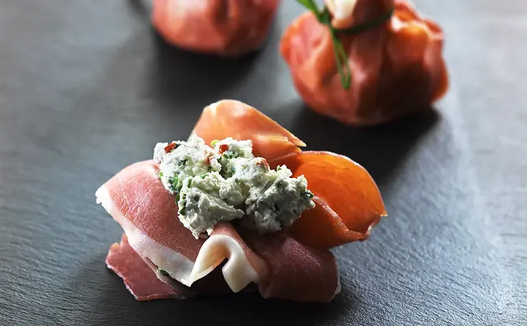 Aumônière de Jambon cru et brousse de brebis aux herbes Aumônière de Jambon cru et brousse de brebis aux herbes Aoste professionnel