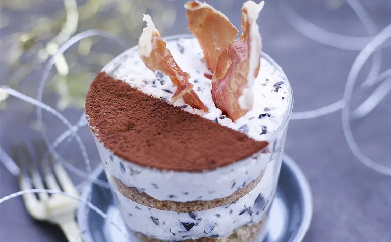 Tiramisu aux Olives et aux Truffes, Biscuit Noisette & Chips de Jambon sec.