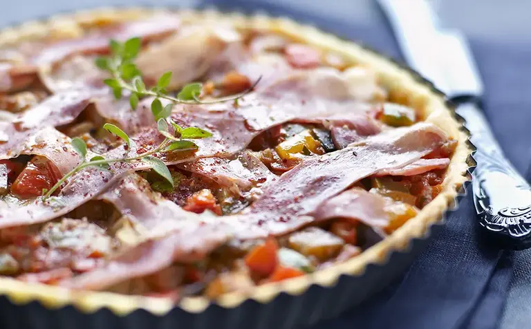 Tomates et Chiffonnades de volaille en corolles Aoste professionnel Tarte basquaise au Jambon de Bayonne Aoste professionnel