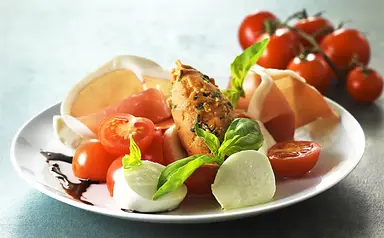 Tomate mozzarella, sorbet basilic et Pétales de Jambon cru cerises Tomate mozzarella, sorbet basilic et Pétales de Jambon cru cerises Aoste professionnel
