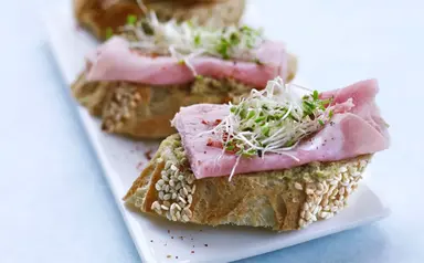 Toasts sésame au Jambon Supérieur cuit à l’étouffé Toasts sésame au Jambon Supérieur cuit à l’étouffé Aoste professionnel