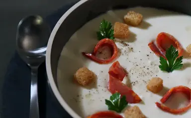 Crème de cèleri et allumettes de chorizo Crème de cèleri et allumettes de chorizo Aoste professionnel