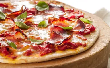 Pizza à la mozzarella et Pancetta Pizza à la mozzarella et Pancetta Aoste professionnel