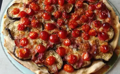 Pizza à l'aubergine et Pancetta Pizza à l'aubergine et Pancetta Aoste professionnel