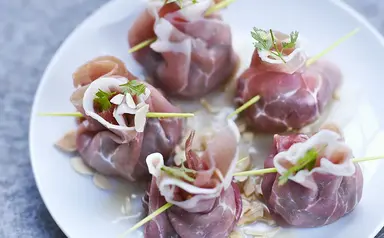 Aumônière de jambon de Bayonne aux asperges vertes et tomates cerises Aumônière de jambon de Bayonne aux asperges vertes et tomates cerises Aoste professionnel
