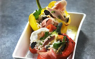 Poivrons farcis à la méditerranéenne et Jambon cru Poivrons farcis à la méditerranéenne et Jambon cru Aoste professionnel