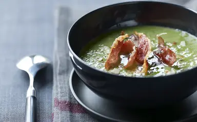 Velouté de petits pois aux amandes et Jambon Serrano Velouté de petits pois aux amandes et Jambon Serrano Aoste professionnel