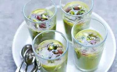 Gaspacho frappé d’asperges vertes et tartare d’asperges au jambon Serrano Gaspacho frappé d’asperges vertes et tartare d’asperges au jambon Serrano Aoste professionnel