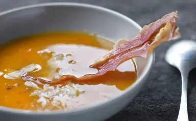 Crème de butternut et sa chips de Jambon de Bayonne Crème de butternut et sa chips de Jambon de Bayonne Aoste professionnel