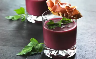 Soupe froide de betterave et crostini au Jambon Serrano Soupe froide de betterave et crostini au Jambon Serrano Aoste professionnel